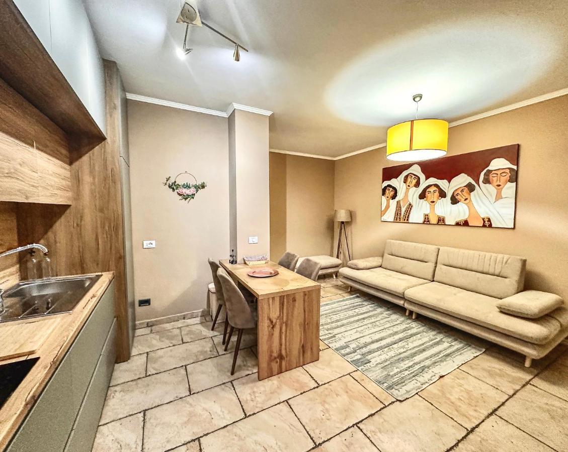 Amos City Center Apartment Tirana Eksteriør billede