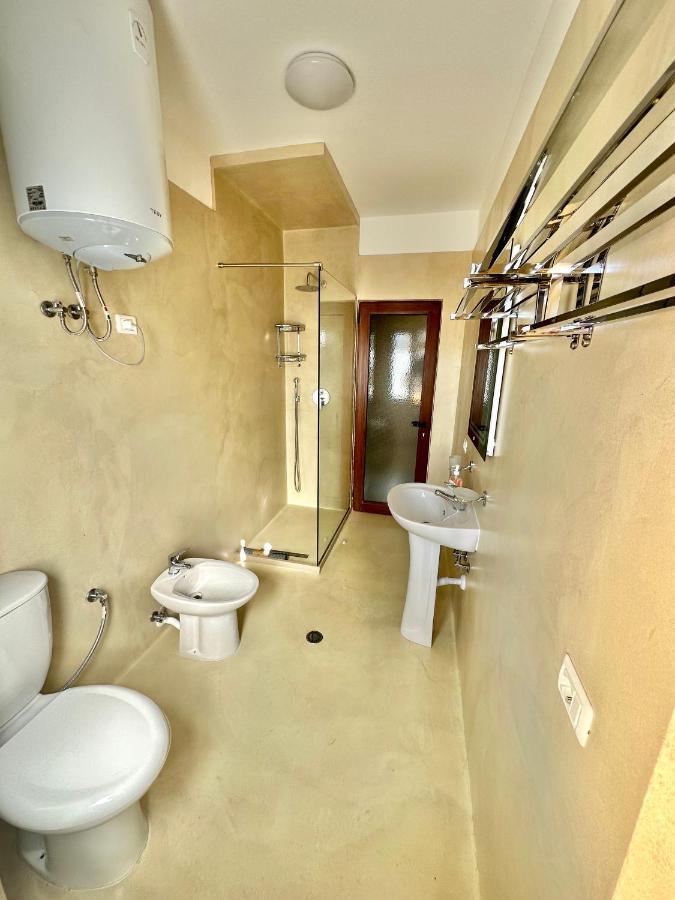 Amos City Center Apartment Tirana Eksteriør billede